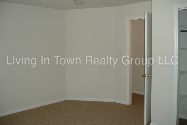 Building Photo - 547 Elmwood Dr NE