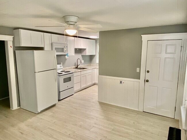 Building Photo - 171 Oak St