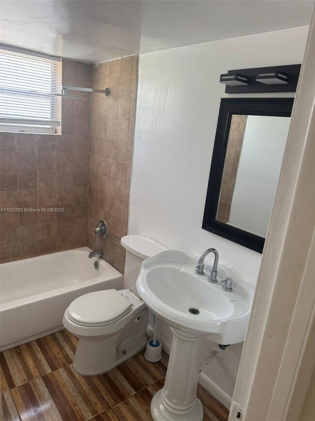 Foto del edificio - 1821 NE 168th St