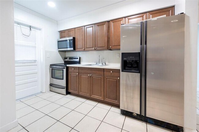 Building Photo - 6170 SW 43rd St