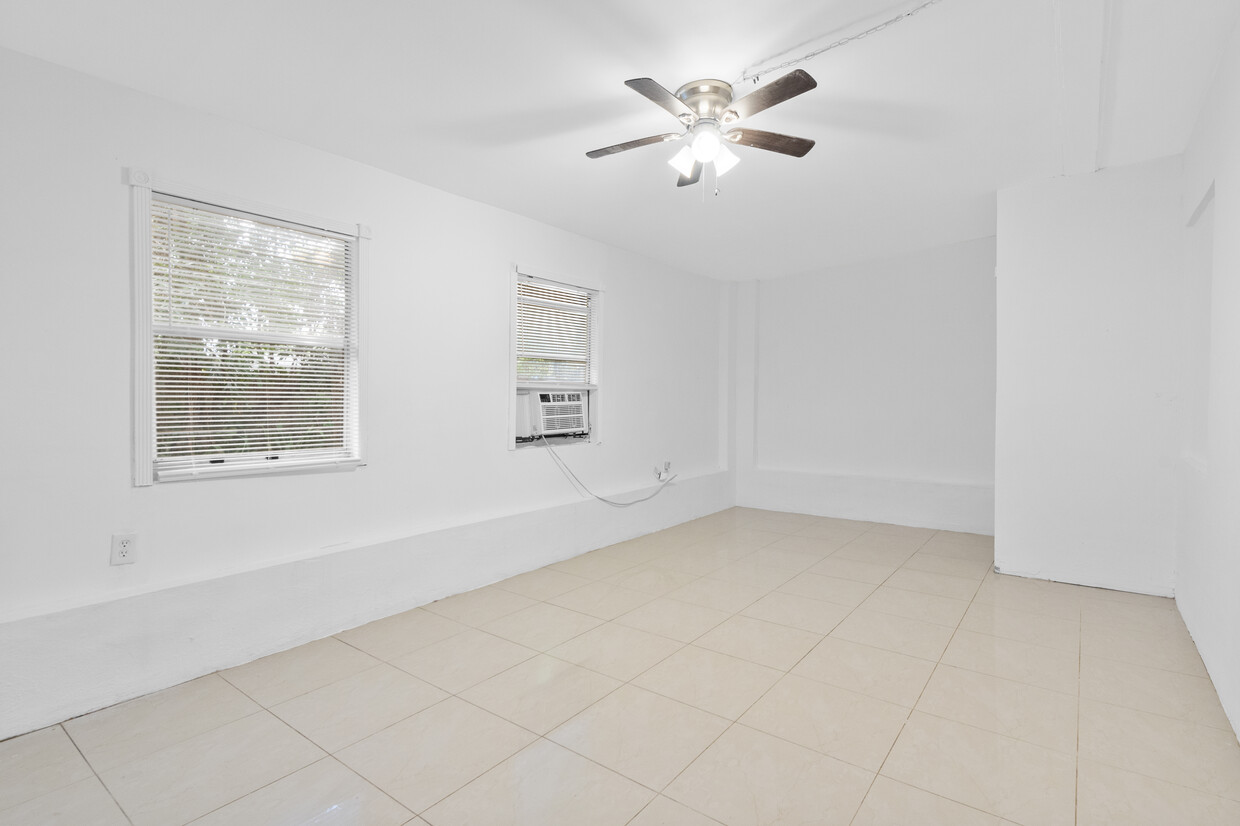 Foto principal - 1050 SW 28th St