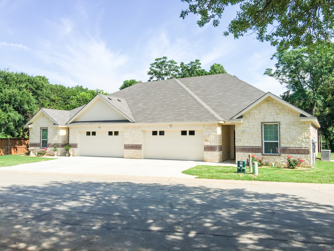 Primary Photo - Savannah Court Luxury Townhomes