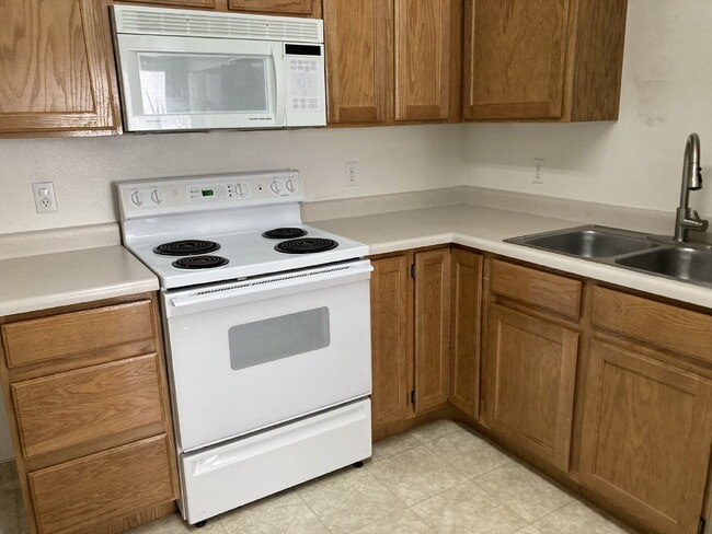Building Photo - "Charming 2-Bedroom Townhouse with 2 Full ...