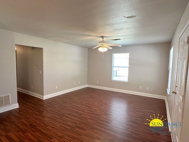 Building Photo - Freshly Painted 3 Bedroom Home in Pensacola!