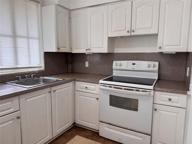 Foto del edificio - 6115 NW 186th St