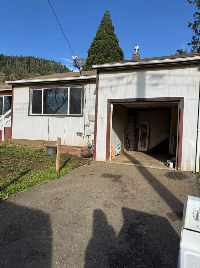 Building Photo - Myrtle Creek 2-Bedroom Home with Garage