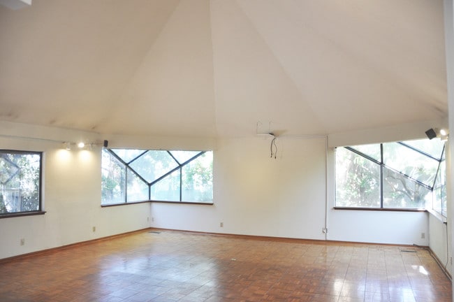 Building Photo - 9617 Oak Pass Rd