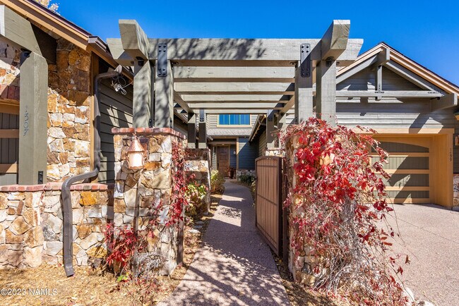 Building Photo - 1507 E Castle Hills Dr