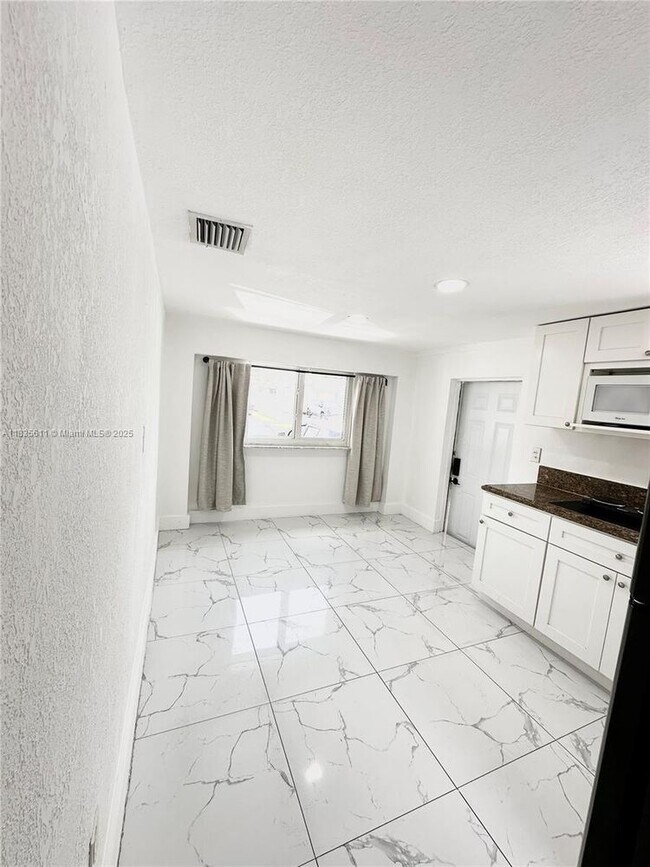 Foto del edificio - 3331 NW 18th Terrace