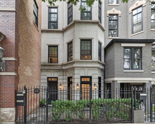 Building Photo - 22 E Division St