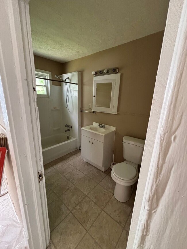 Foto del edificio - Section 8 welcome, 3 bedrooms 1 Bath. Spac...