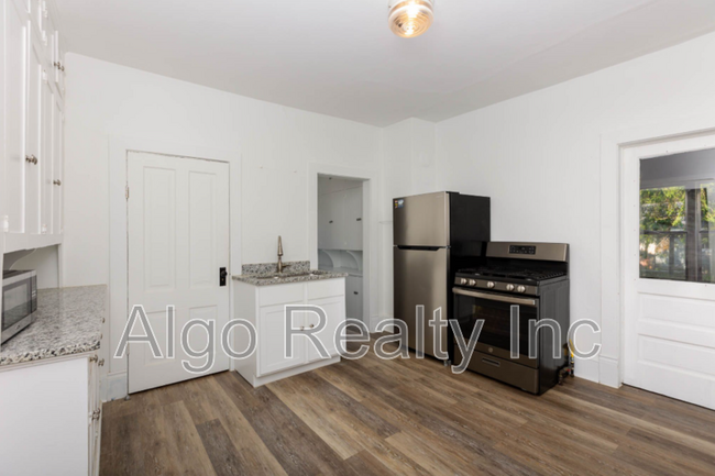 Foto del edificio - 3449 Snelling Ave