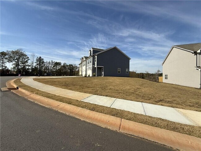 Foto del edificio - 156 Milledge Cmns Dr NE