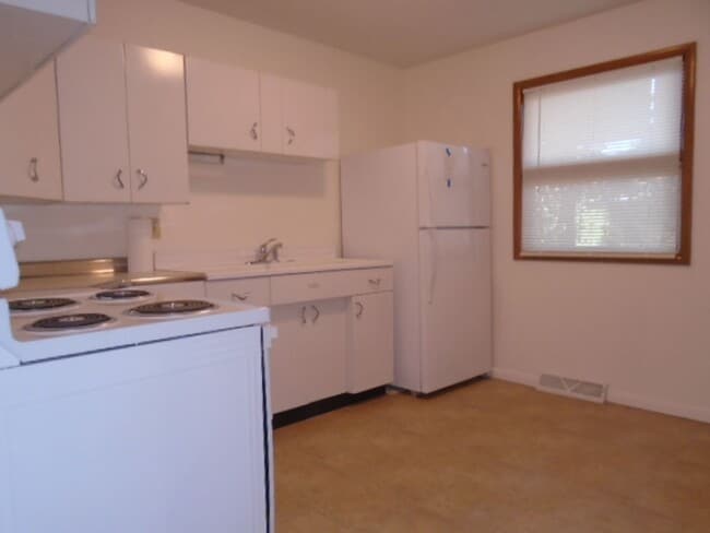 Building Photo - 1857 College Heights Rd