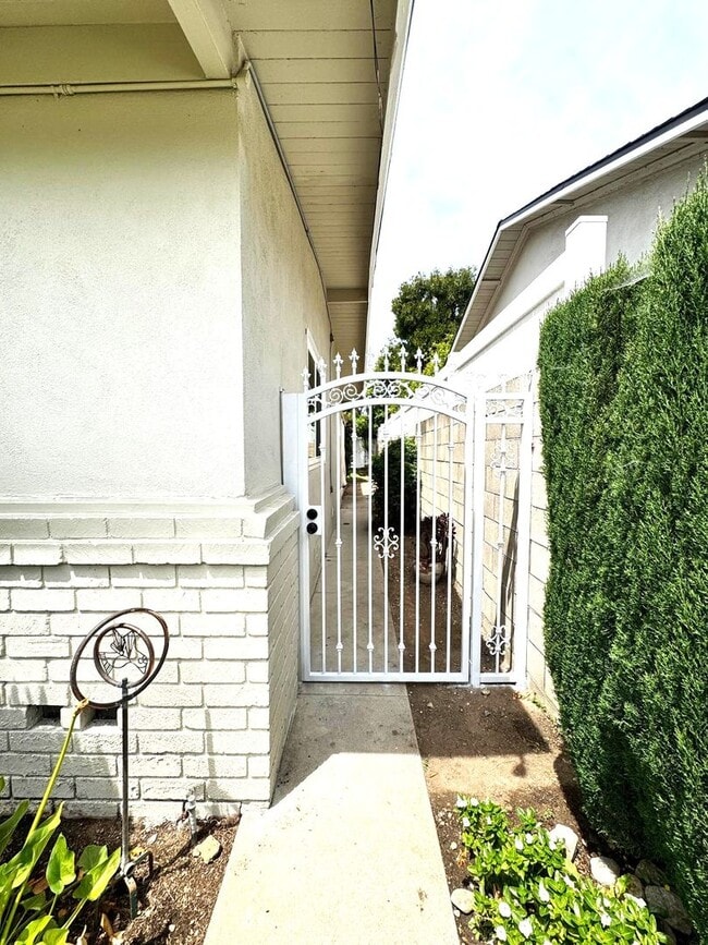 Building Photo - Rare 3 Bed Solar Home for Rent in Pomona Near Claremont & La Verne | Yard, Office, Garage