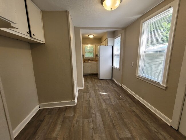 Foto del edificio - 2 bedroom, 1.5 bathroom home with detached...