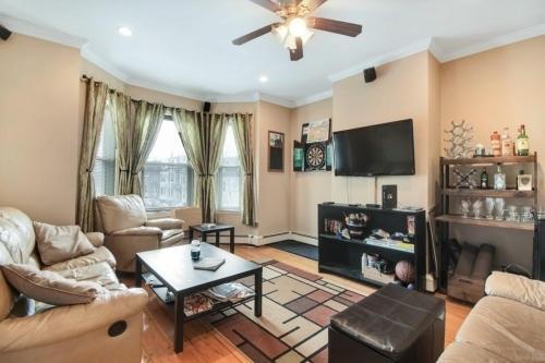 Building Photo - 4 bedroom in South Boston MA