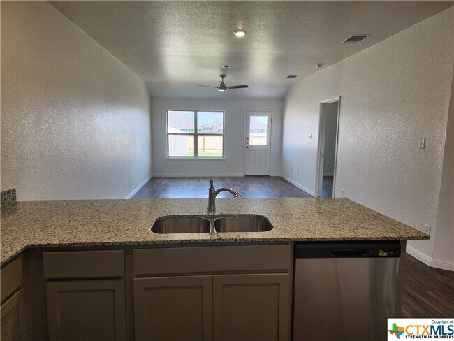 Building Photo - 5905 Betty Lou Dr