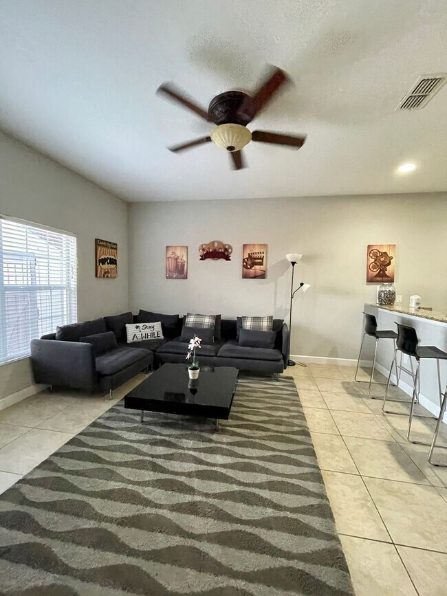 Building Photo - RENOVATED 4 bed 3 bath Completely FURNISHE...