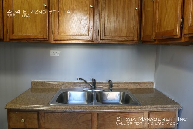 Building Photo - 404 E 72nd St #1A - $1050/m. (3br/1bath)