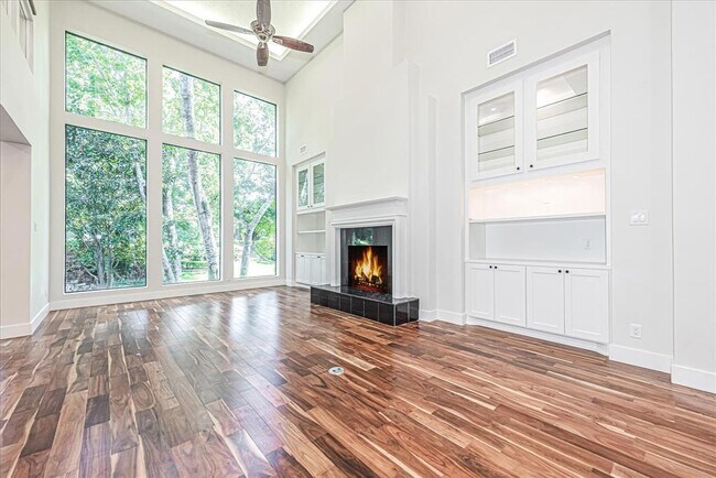 Foto del edificio - 4518 Lake Village Dr