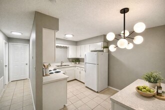 Building Photo - 604 S Logan Dr