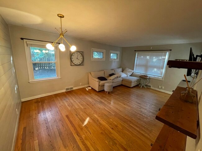 Building Photo - 465 Charles Ln