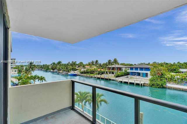 Foto del edificio - 9800 W Bay Harbor Dr