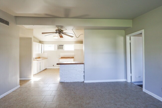 Foto del edificio - 4 bed/ 2 bath!!