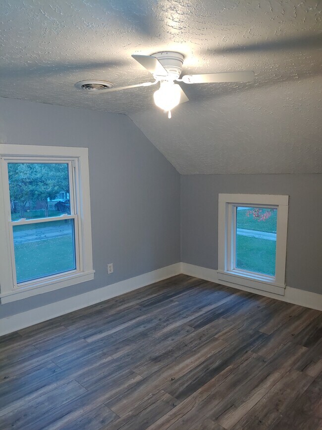 Dormitorio 1 - 102 E Hamilton St