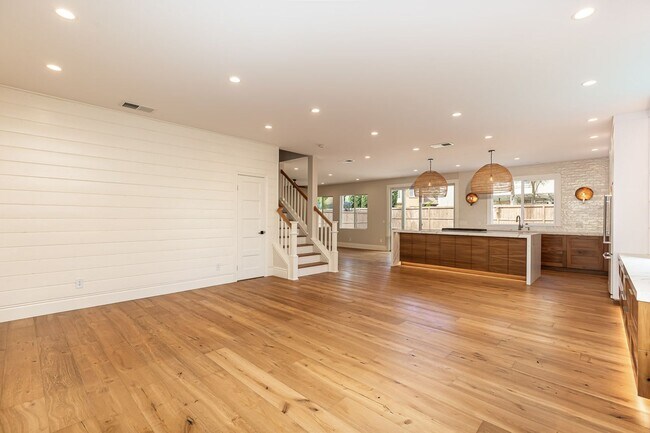 Building Photo - Beautiful Oceanside Cul-De-Sac Home!