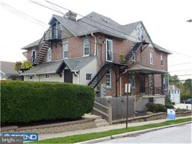 Building Photo - 32 E King St