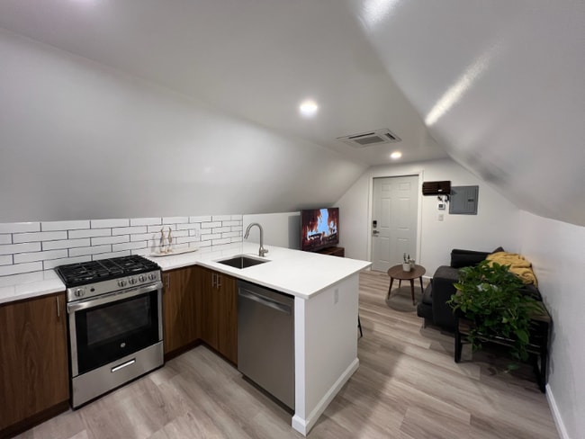 Building Photo - 3422 W Schubert Ave