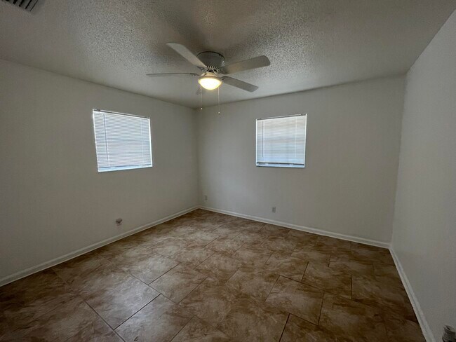 Foto del edificio - 353 Silver Beach Rd