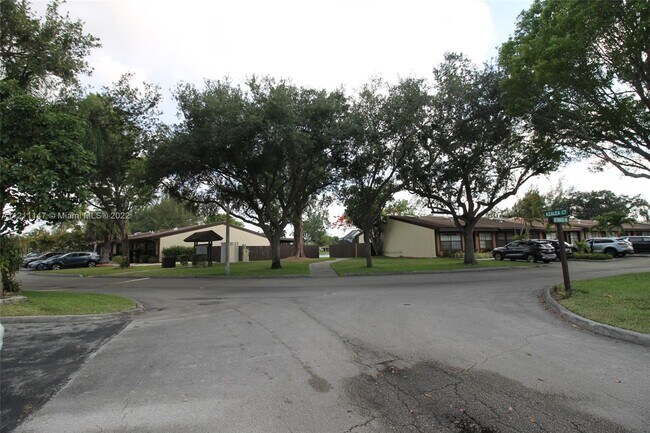 Building Photo - 2331  Azalea Ct  . Pembroke Pines Fl 33026