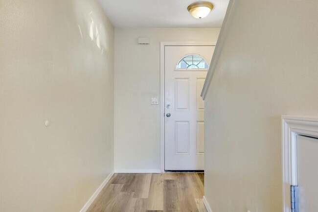 Building Photo - 4422 Remington Pl NE