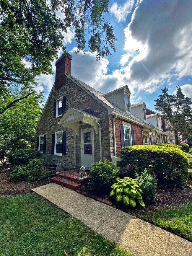 Foto del edificio - 3 level end unit 1br+den 2ba town house in...