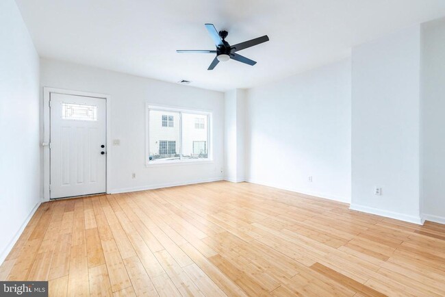 Building Photo - 2726 Edgemont St