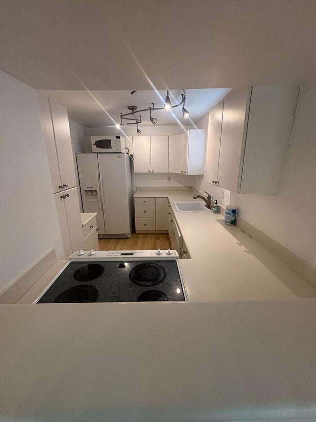 Building Photo - Live in the Heart of South Beach – Spaciou...