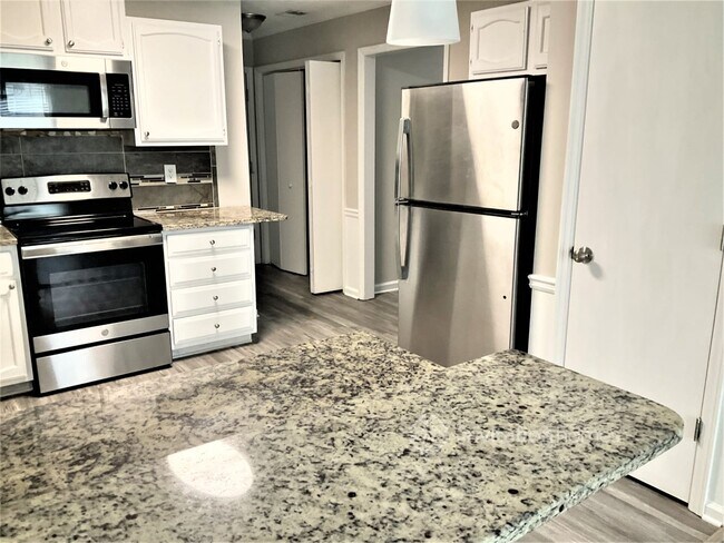 Foto del edificio - 2131 Crescentview Dr