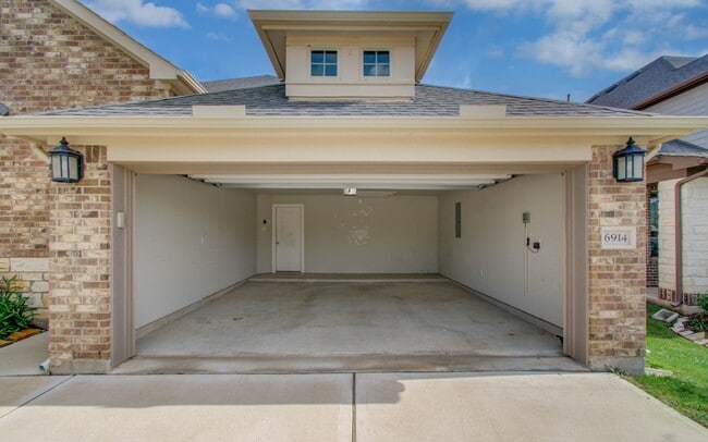 Building Photo - 6914 N Elmwood Trail