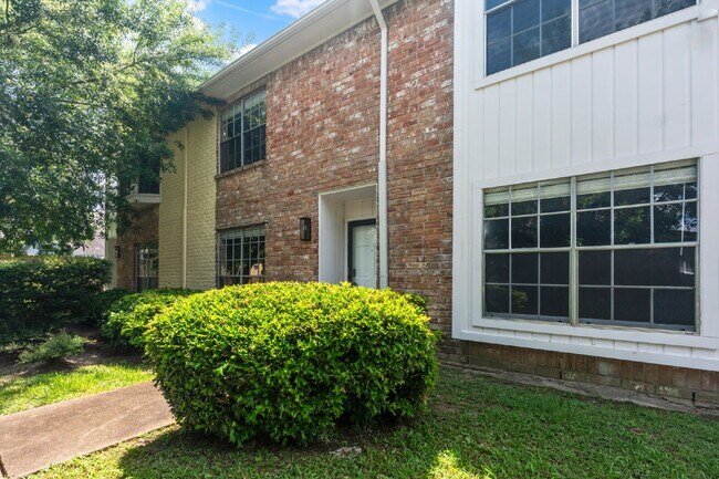 Foto del edificio - Furnished Option, Modern Comfort & Private Gated Patio!