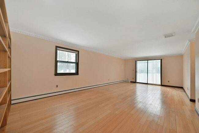 Building Photo - 27 Beech St