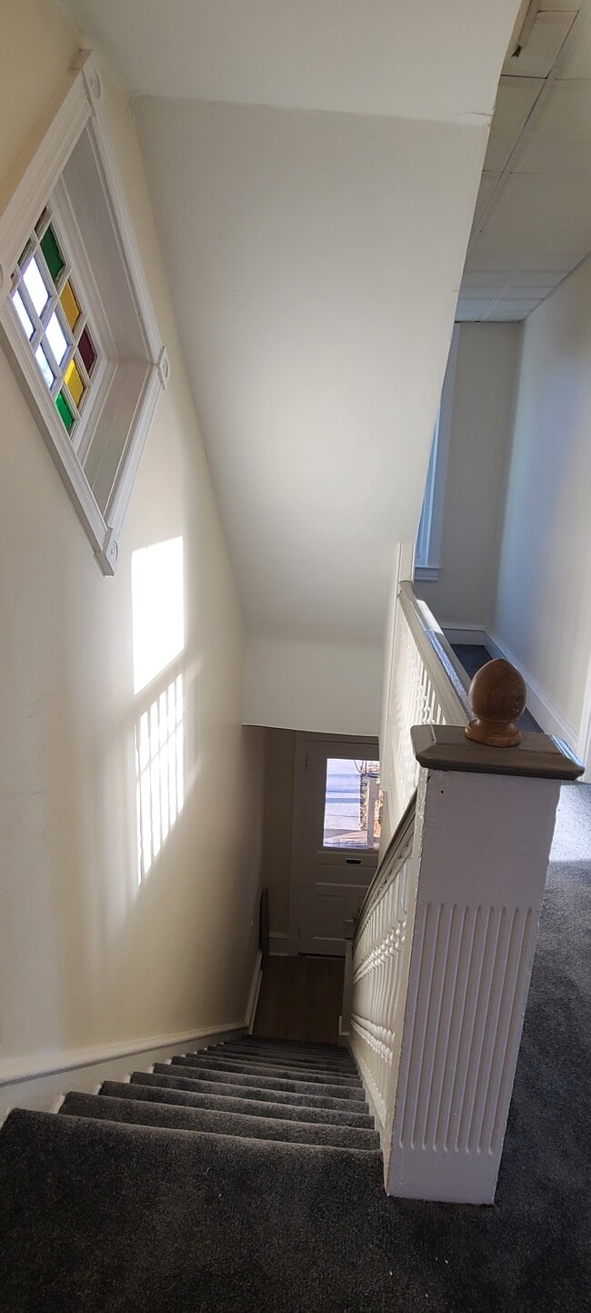 Mira hacia atrás a la entrada - 204 Cadwalader Ave