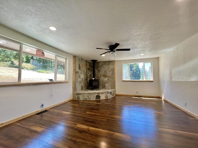 Building Photo - 4323 Galice Rd
