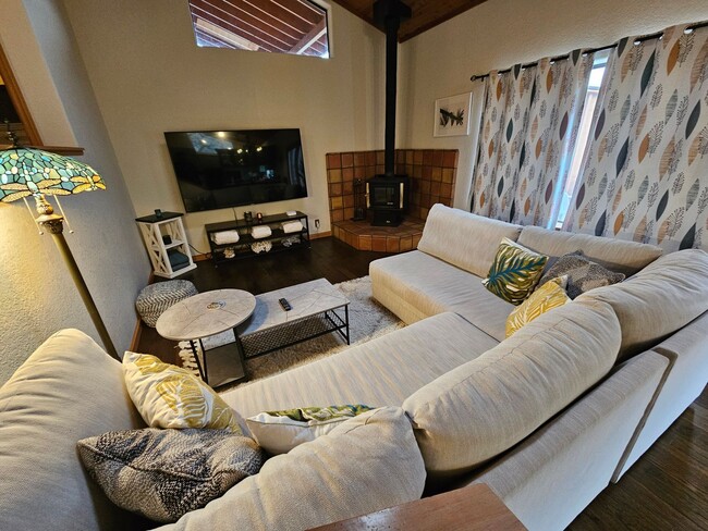 Building Photo - Spacious Beautiful retreat - IN Buckingham