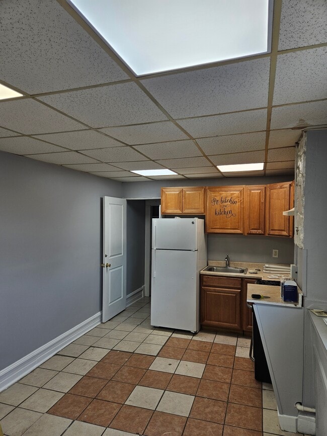 Building Photo - 823 Main St