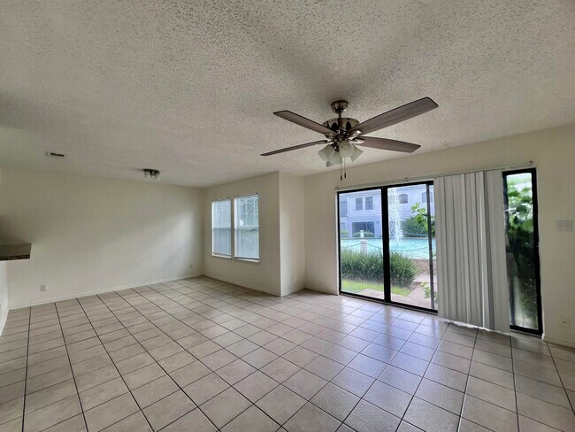 Foto del edificio - 100 W Village Blvd