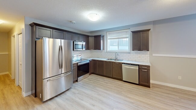 Building Photo - 9526-9112 112 Ave