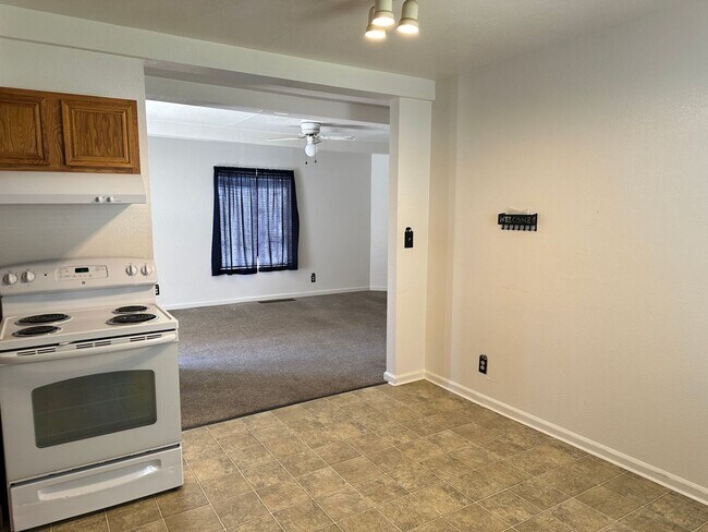 Building Photo - Charming 2 bedroom, 1 bathroom duplex in S...